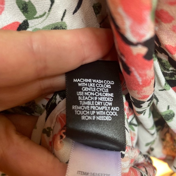 Torrid Floral Blouse Plus Size 3X White Pink Rose Print Long Sleeve V-Neck - Picture 3 of 9